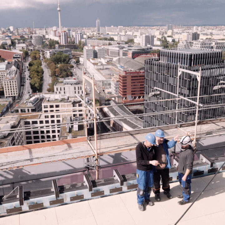 Baustelle mit Berliner Skyline